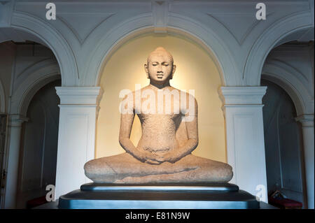 Antica figura del Buddha, la postura di meditazione, Dhyana Mudra, Museo Nazionale, Colombo, Sri Lanka Foto Stock