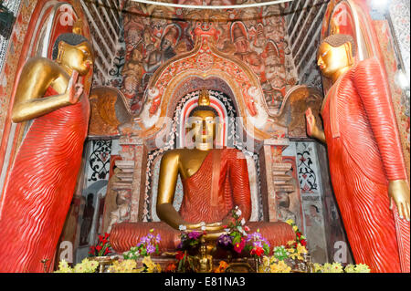 Grande dipinto luminosamente golden Buddha figura, la postura di meditazione, Dhyana Mudra, Lankatilaka Vihara Temple, nei pressi di Kandy Foto Stock