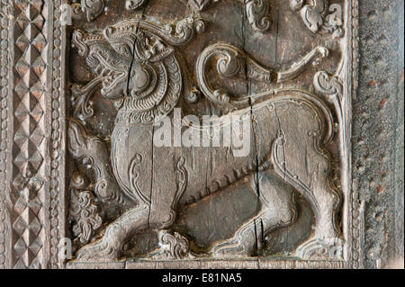 Ornati in legno, Singalesi lion, Embekke Devale tempio, nei pressi di Kandy, provincia centrale, Sri Lanka Foto Stock