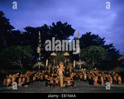 Ballerini eseguono il kecak dance, Ubud, Bali, Indonesia Foto Stock