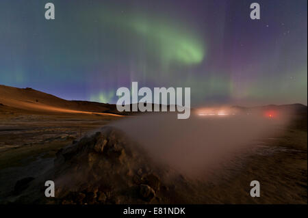 Luci del nord, sentieri di luce dalle automobili, Solfatara, fumarole, zolfo e altri minerali, vapore, Hverarönd ad alta temperatura o Foto Stock