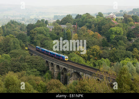 Primo Trans-Pennine Express Diesel Multiple Unit (DMU) viaggiando attraverso il viadotto di Saddleworth, Uppermill, LANCASHIRE REGNO UNITO Foto Stock