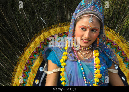 Peacock feather ballerini a Jaipur Elephant Festival Foto Stock