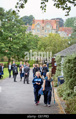 Le ragazze sul loro modo ad una partita di hockey su ghiaccio al King's School nel Somerset villaggio di Bruton REGNO UNITO Foto Stock