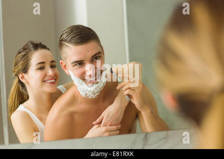 Donna mettendo schiuma da barba sulla faccia di fidanzati Foto Stock