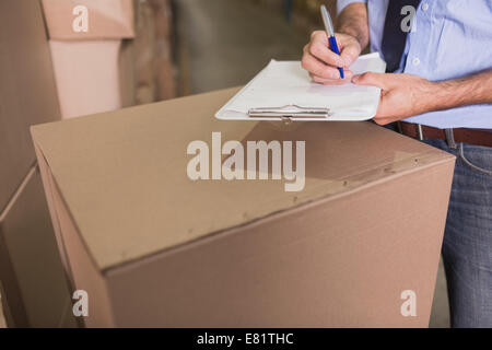 La sezione centrale del lavoratore di magazzino con clipboard Foto Stock