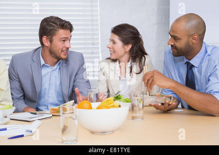 Lavoratori a chattare mentre godendo una sana il pranzo Foto Stock