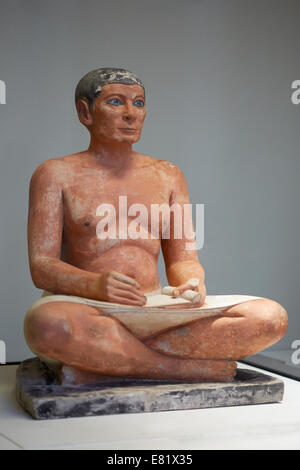 Scriba egizio statua nel museo del Louvre di Parigi Foto Stock