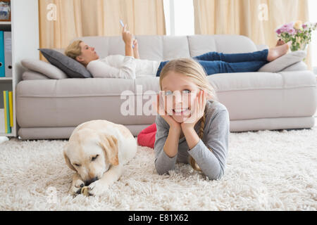 Felice bambina con il suo cucciolo Foto Stock