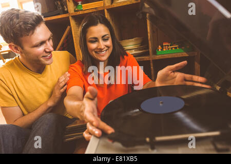 Coppia giovane mettendo su un disco in vinile Foto Stock