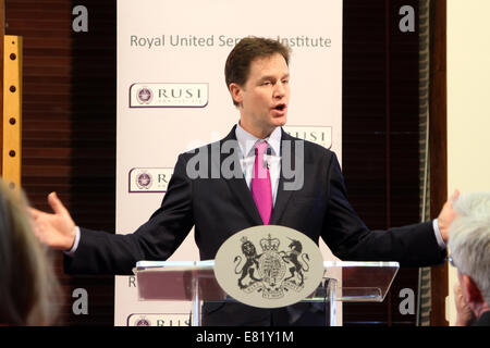 Regno Unito il Vice Primo Ministro Nick Clegg, annuncia una revisione dei poteri del British le agenzie di sicurezza in occasione di un discorso a RUSI. Foto Stock