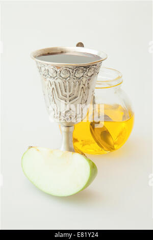 Rosh Hashanah Kiddush tazza di miele melograno e fette di mela Foto Stock