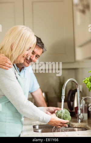 Felice Coppia matura il lavaggio di broccoli Foto Stock