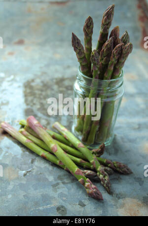 Fresco e salutare radici Asparagi nel vasetto di vetro Foto Stock