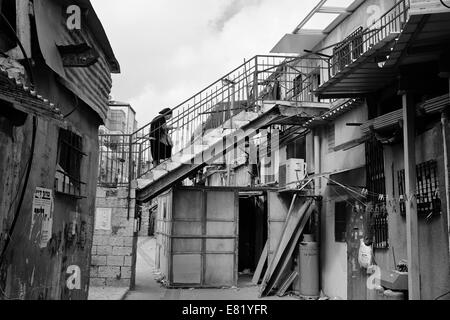 Una donna anziana sale le scale di casa sua nel Batei Varsha Vicolo del Mea Shearim quartiere, uno dei più antichi quartieri ebraici a Gerusalemme, popolato da haredi ultra-comunità ortodossa. Foto Stock