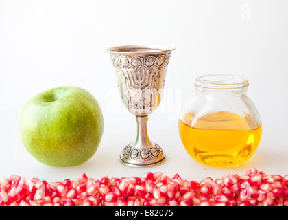 Rosh Hashanah Kiddush tazza di miele melograno e fette di mela Foto Stock