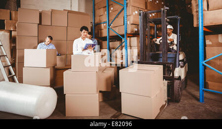 La gente al lavoro in magazzino Foto Stock