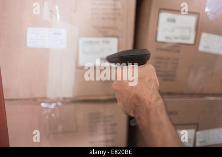 Lavoratore azienda scanner in magazzino Foto Stock