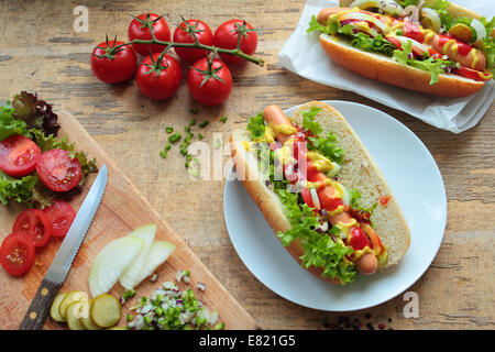 Due hotdog fatti in casa con salsicce e verdure fresche Foto Stock