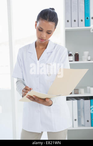 Medico focalizzato la scrittura di note Foto Stock