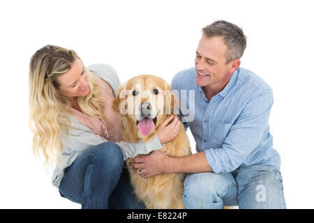 Coppia sorridente petting loro golden retriever Foto Stock
