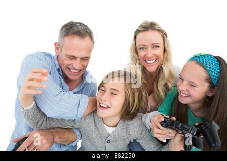 Felice famiglia con due bambini di giocare con i videogiochi Foto Stock