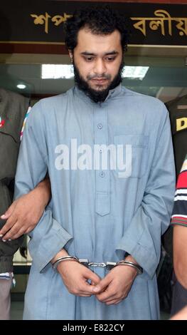 La polizia del Bangladesh presente Samiun Rahman , un cittadino britannico di origine bangladese, in caso di sospetto di legami con global organizzazioni jihadista in Dhaka il 29 settembre 2014. Bangladesh polizia ha detto che il 29 settembre hanno arrestato un cittadino britannico sospettato di entrare nel paese per reclutare i militanti per gruppi jihadista oltreoceano come uno stato islamico organizzazione. Foto Stock