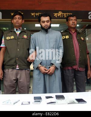 La polizia del Bangladesh presente Samiun Rahman , un cittadino britannico di origine bangladese, in caso di sospetto di legami con global organizzazioni jihadista in Dhaka il 29 settembre 2014. Bangladesh polizia ha detto che il 29 settembre hanno arrestato un cittadino britannico sospettato di entrare nel paese per reclutare i militanti per gruppi jihadista oltreoceano come uno stato islamico organizzazione. Foto Stock