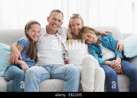 I genitori e i bambini seduti insieme sul lettino Foto Stock