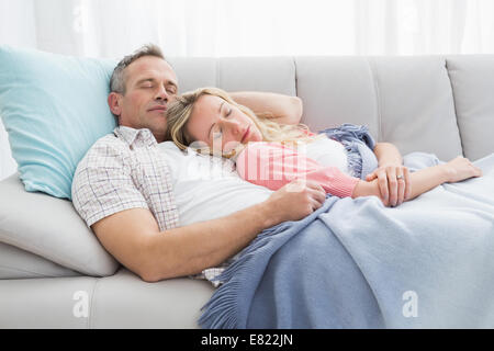 Carino coppia sonnecchiare sotto una coperta sul lettino Foto Stock