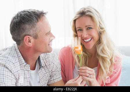 L'uomo che offre una rosa alla ragazza sul lettino Foto Stock