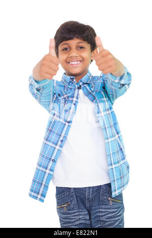 Ragazzo carino che mostra pollice in alto Foto Stock