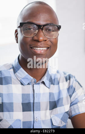 Ritratto di un imprenditore sorridente con gli occhiali Foto Stock