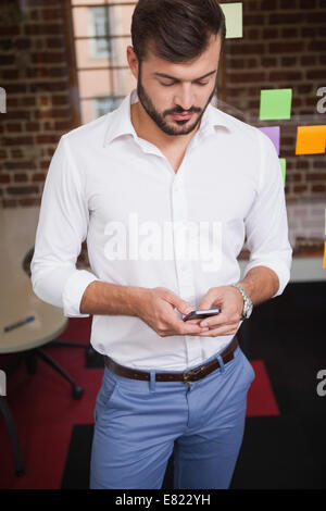 Imprenditore Casual texting sul telefono Foto Stock