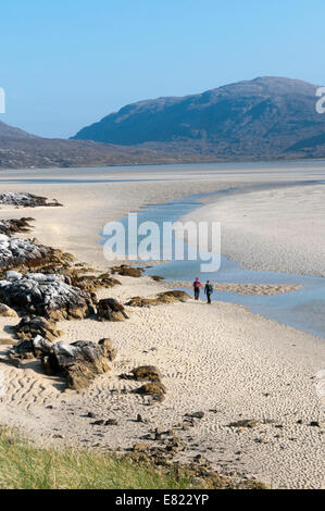 Giovane camminando sulla spiaggia Luskentire sulla costa occidentale dell'Isola di Harris. Foto Stock