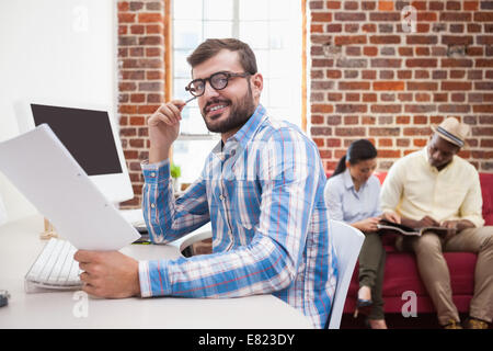 Imprenditore informale al lavoro presso la sua scrivania Foto Stock