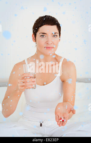 Immagine composita della giovane donna prendendo pillole Foto Stock