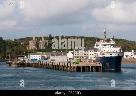 Porto di Stornoway con Lews Castle in background e la MV Pharos posa boa nave nel porto. Foto Stock