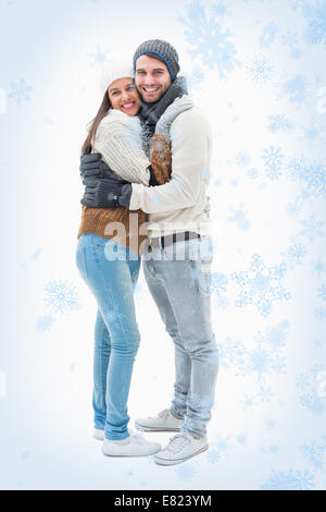 Attraente coppia giovane in vestiti caldi avvolgente Foto Stock
