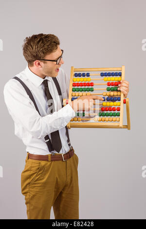 Geeky imprenditore usando un abaco Foto Stock