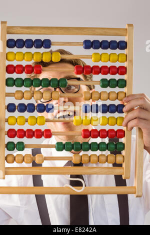 Geeky imprenditore usando un abaco Foto Stock