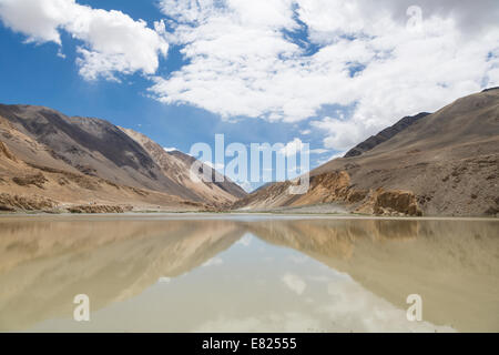 Riflettente di montagna in un lago in Ladakh in India Foto Stock