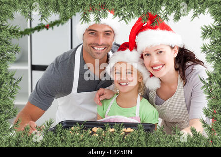 Donna felice con mio marito e mia figlia con i loro biscotti pronto Foto Stock