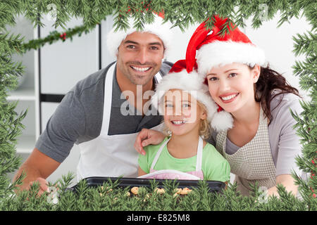 Donna felice con mio marito e mia figlia con i loro biscotti pronto Foto Stock