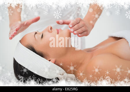 Tranquillo brunette ricevendo la terapia reiki Foto Stock