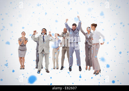 Molto Entusiasta Persone che saltano e alzando le braccia Foto Stock