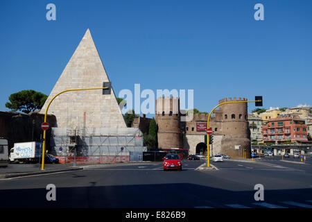 Porta San Paolo e Piramide di Cestio via Ostiense Roma Italia Foto Stock