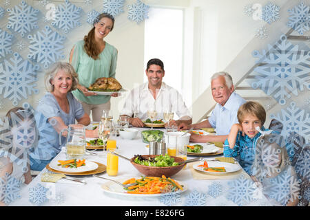 Immagine composita della famiglia avente pasto al tavolo da pranzo Foto Stock