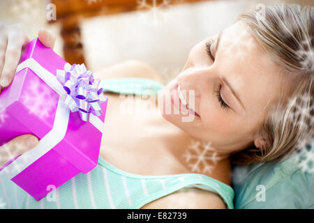 Donna felice tenendo un presente Foto Stock