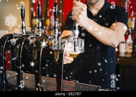 Immagine composita del barman tirando una pinta di birra Foto Stock